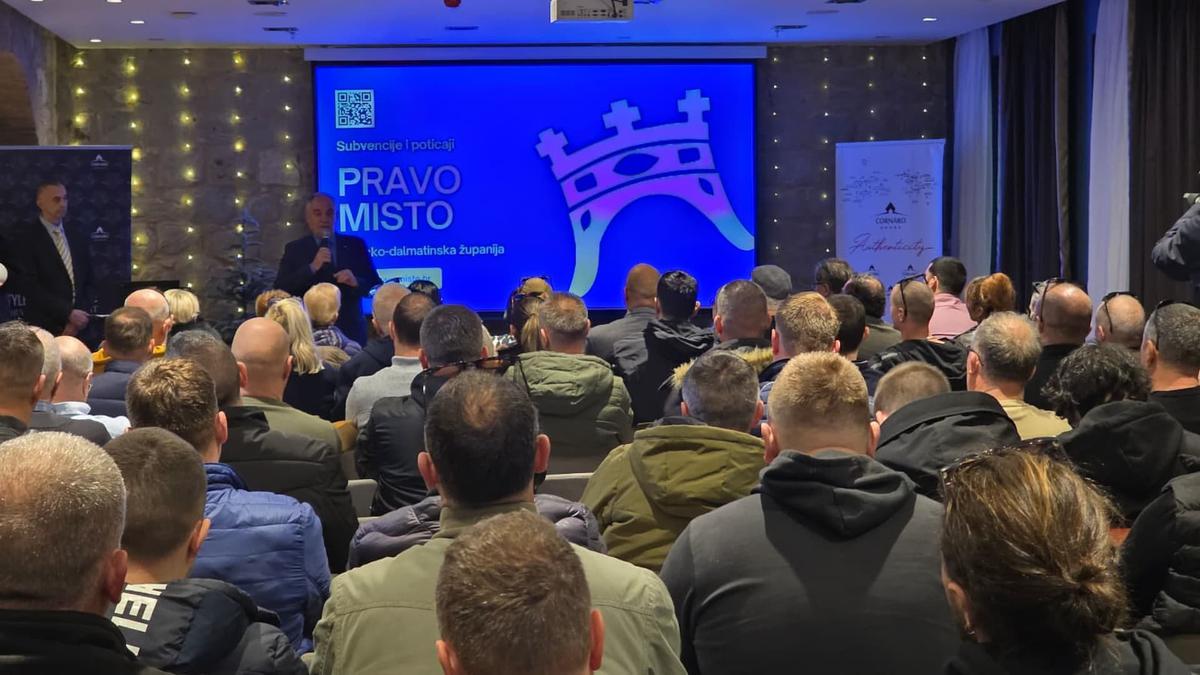 UGOVORE je korisnicima uručio župan Blaženko Boban, istaknuvši pritom važnost dugoročnog i stabilnog poticanja županijskog gospodarstva, energetske tranzicije i demografske revitalizacije