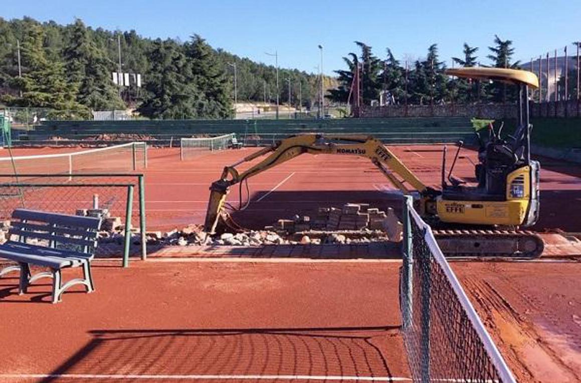 Postavlja se 14 reflektora na teniske terene, ubuduće mogući i noćni treninzi