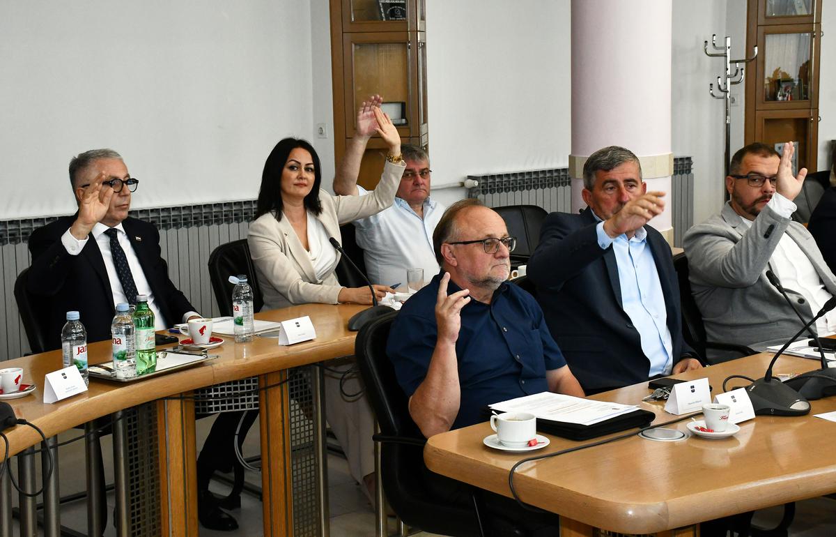 storyeditor/2025-06-23/PXL_230625_134630402.jpg ŽUPANIJSKU SKUPŠTINU u novom sazivu činit će 17 vijećnika s liste HDZ-a i HSU, devet vijećnika stranke DM NL, pet iz redova koalicije HSS, HSP, HSLS, MOST, BSNL, Hrvatski suverenisti, SU i HNS, četiri vijećnika stranke SDP-a te dva iz DP-a