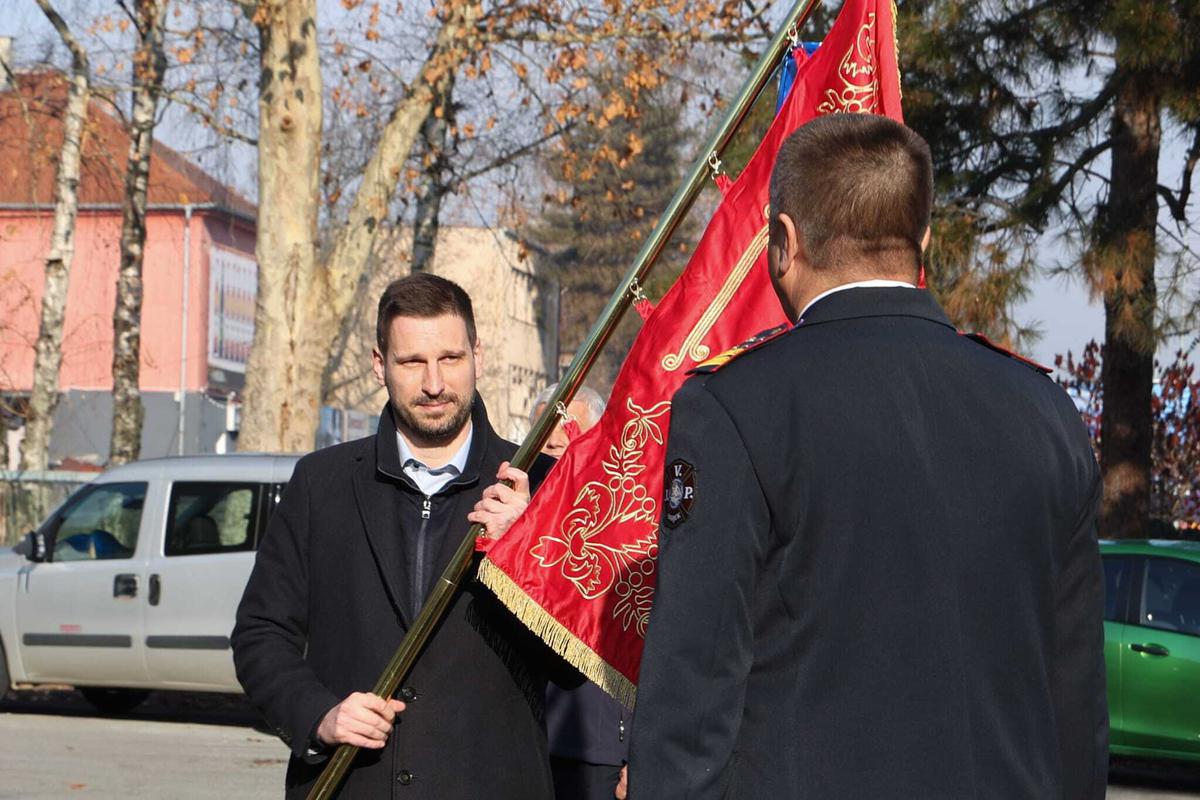 ZA 25. obljetnicu Vatrogasna postrojba Osijek dobila je i stijeg, do sada ga nije imala, a gradonačelnik je, kako sam kaže, s ponosom prihvatio da bude njezin kum