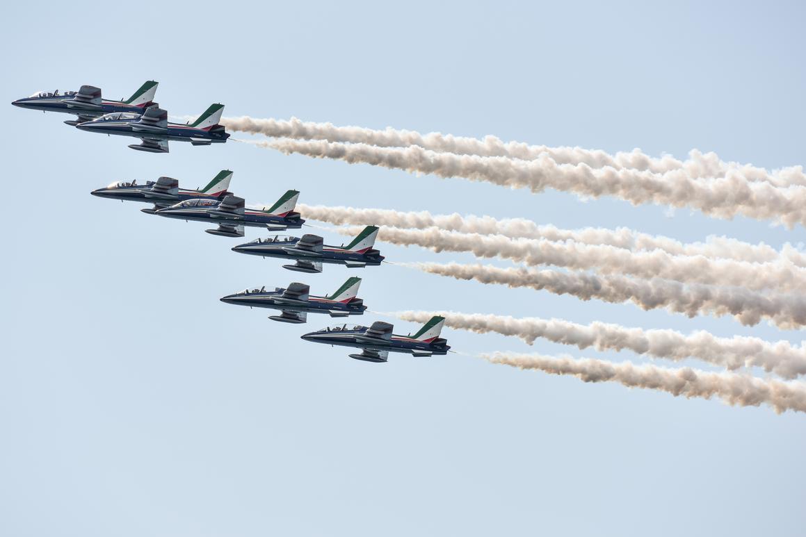 Spektakularan nastup talijanske letačke akrobatske grupe iznad Zadra