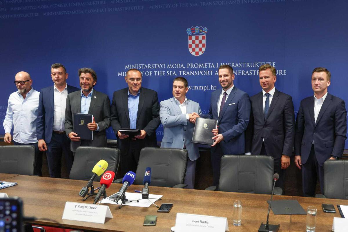 UGOVOROM potpisanim u Ministarstvu mora, prometa i infrastrukture Osijeku je odobren bespovratni europski novac za drugu fazu projekta modernizacije tramvajske infrastrukture