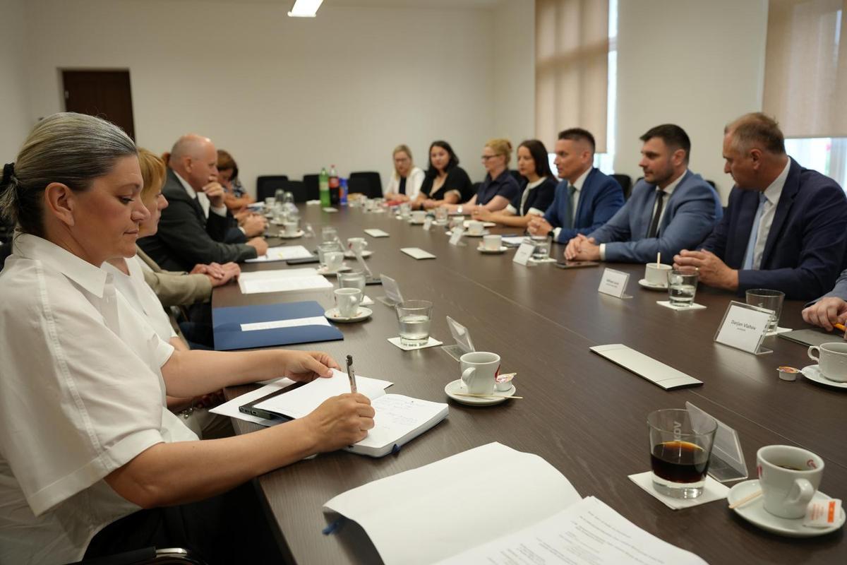 ZGRADA s 19 stanova koristit će se za privremeni smještaj korisnika stradalih u potresu, a kasnije za smještaj obitelji u potrebi te za potrebe kadrovskog zbrinjavanja