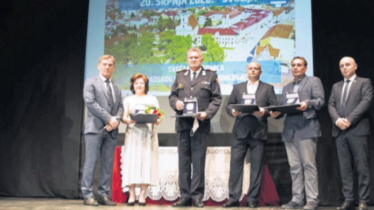 Gradonačelnik Ivan Bosančić s ovogodišnjim laureatima, dobitnicima Zlatne plakete “Grb grada Vinkovaca”