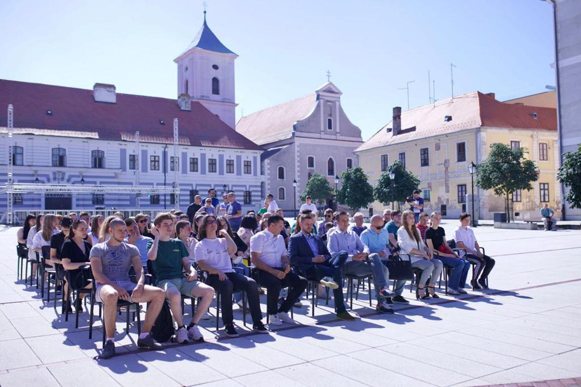 Najbolje maturante Grad Osijek nagradio vozačkim ispitom