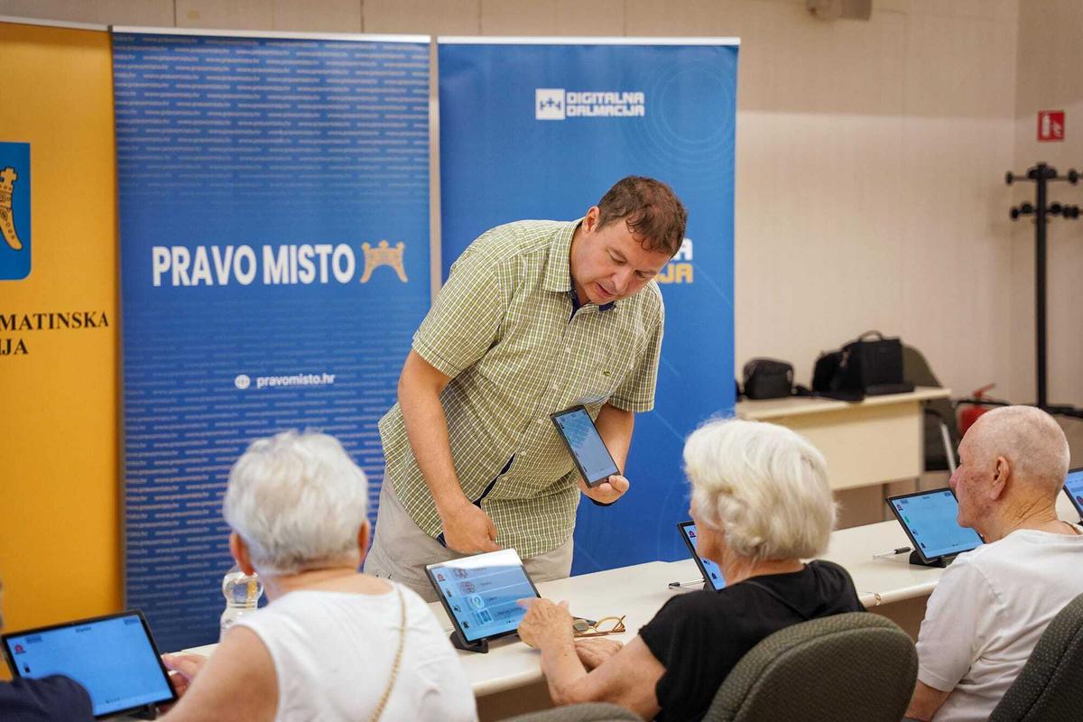 NA PODRUČJU četiri grada, Splita, Sinja, Imotskog i Supetra na Braču, za digitalnu edukaciju zaprimljeno je više od 150 prijava umirovljenika koji će tijekom tri tjedna steći ključne digitalne vještine