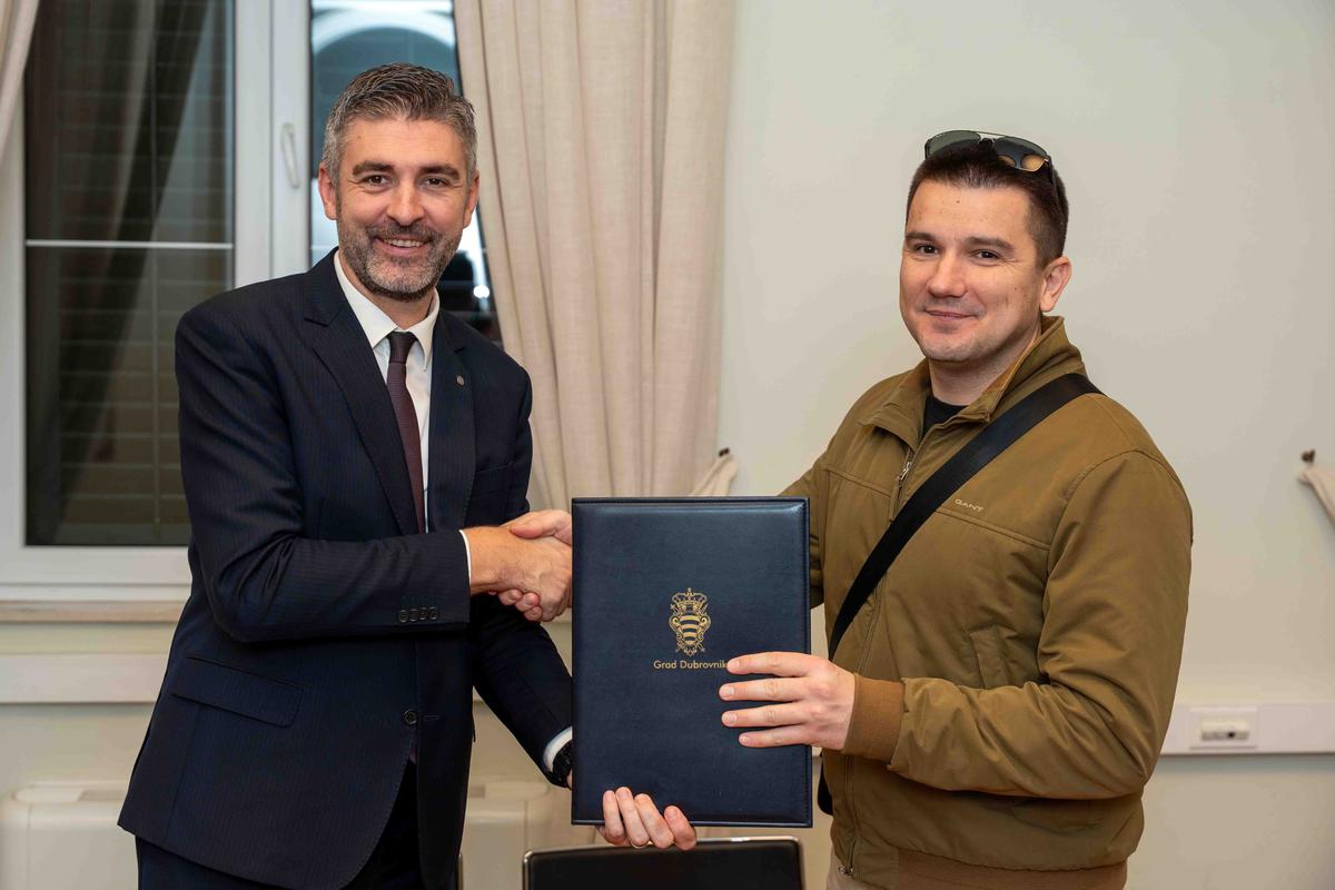 Uručeni su ugovori o dodjeli 30.000 eura bespovratnih sredstava za kupnju stambenog objekta