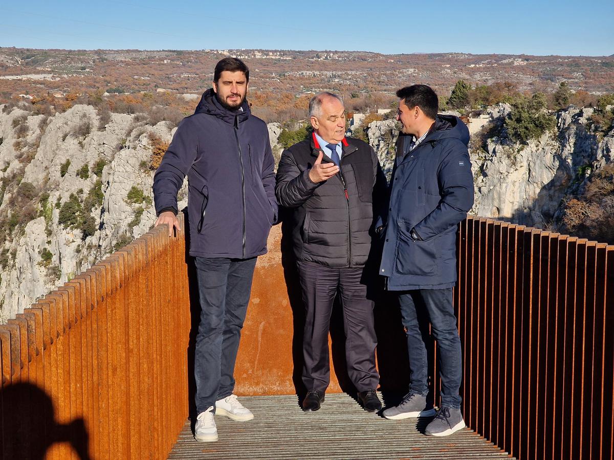 IZGRADNJOM ove dvorane stvaraju se nove perspektive za izvannastavne aktivnosti školske djece i za druge društvene sadržaje, a već su uključene mažoretkinje, folklor, škola nogometa