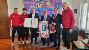Župan Splitsko-dalmatinske županije Blaženko Boban u četvrtak je, uoči utakmice Hrvatska – Wales, uručio hrvatskoj nogometnoj reprezentaciji povelju za ostvarene rezultate.