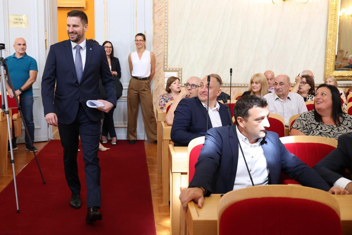 storyeditor/2025-07-11/Osijek_vijece_3.jpg GRADONAČELNIK Osijeka Ivan Radić vijećnicima je predstavio razloge rebalansa i projekte koji će se realizirati