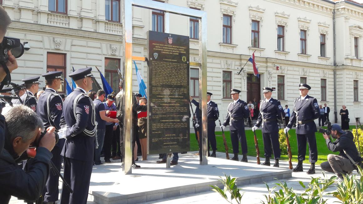 Otkriven spomenik poginulim i nestalim policajcima koji su branili Vukovar