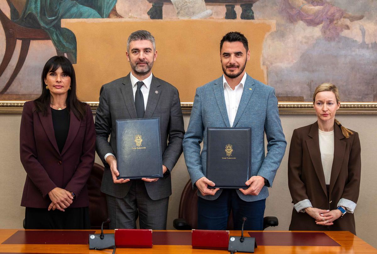 Ugovor o izvođenju radova koji se sufinanciraju sredstvima iz ITU mehanizma potpisali su gradonačelnik Mato Franković i direktor tvrtke Texo Molior Antonije Deranja