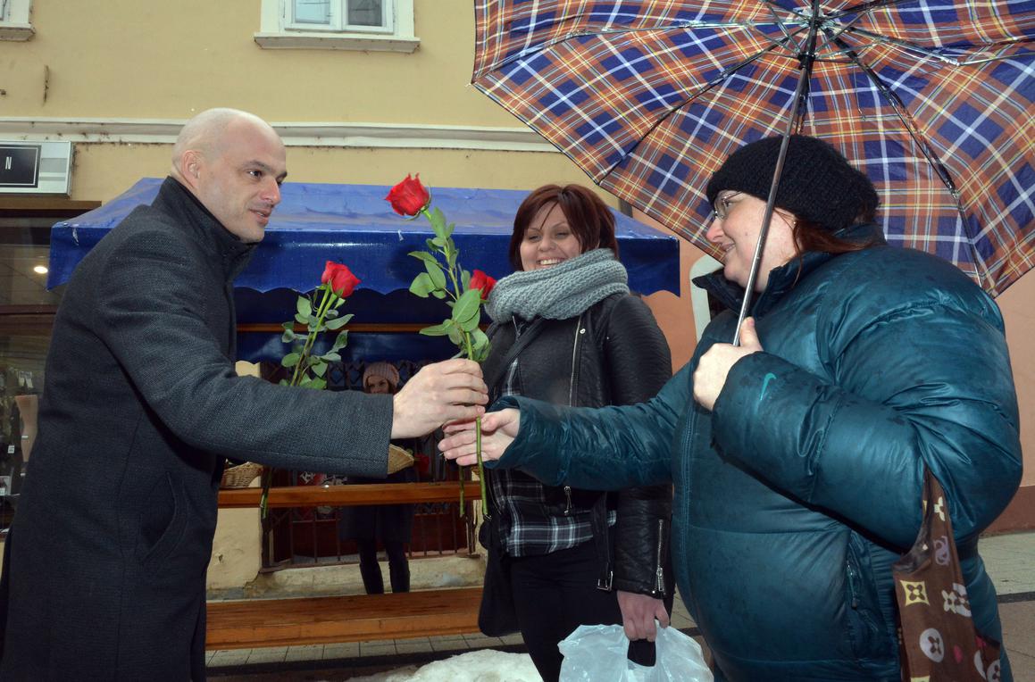 Gradonačelnik Puljašić crvenim ružama darivao sugrađanke