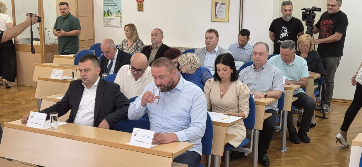storyeditor/2025-06-13/KONSTITUIRANO-GRADSKO-VIJECE-PREDSJEDNIK-JE-BRUNO-ZADRO-7-scaled.jpg ODLUKE su prihvaćane gotovo jednoglasno, što dodatno potvrđuje da je većina detalja dogovorena još prije samog početka sjednice