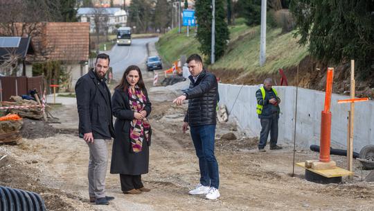 Gradonačelnica i njezin zamjenik Petar Burić obišli su Ulicu 30. svibnja u Bregani gdje je u tijeku zamjena kanalizacijskih cijevi, a radi se i nova rasvjeta, odvodnja i novi asfalt u duljini oko 660 metara