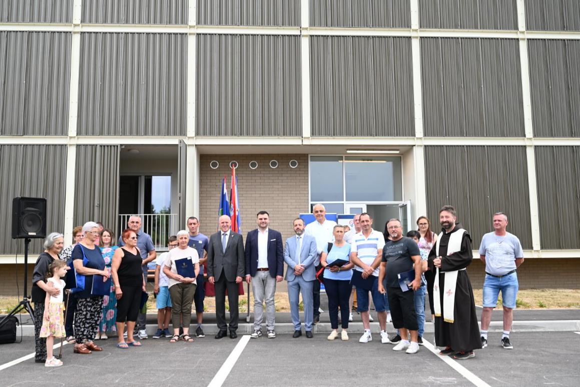 Useljene tri višestambene zgrade, dvije u Gvozdu i jedna u Sisku