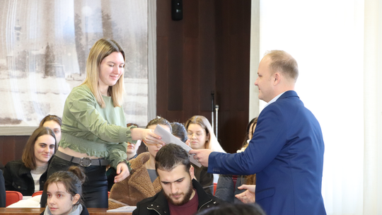 Ukupno 81 novi ugovor studentima je podijelio gradonačelnik Mišel Jakšić na prigodnoj svečanosti u gradskoj vijećnici