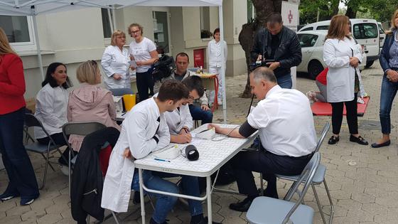 Župan je pratio i demonstraciju postupka reanimacije kod akutnog zastoja srca s pomoću vanjskog defibrilatora, koju su izvodili djelatnici Crvenog križa Split