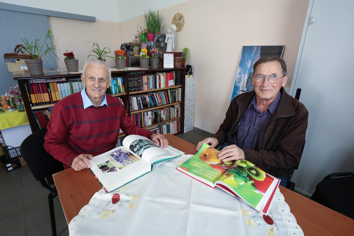 Mladen Domović i Franjo Vuković u knjižnici udruge za koju su članovi donirali literaturu