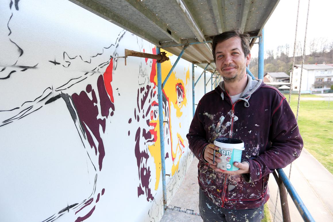 Karlovački slikar Leonard Lesić započeo rad na muralu s likom Miroslava Krleže