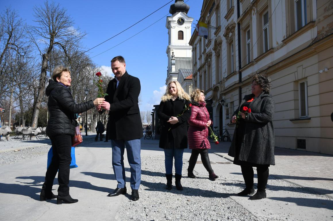 Župan Marko Marušić damama podijelio ruže
