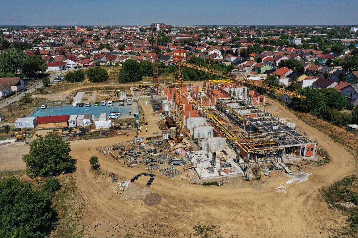 Vanjski bazeni pri kraju, uređuje se tržnica i Lenije, gradi škola