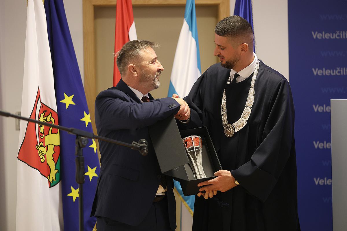 NA SVEČANOJ sjednici dodijeljene su i Povelje zahvalnosti za doprinos u razvoju stručnog i znanstvenog rada, kao i Zlatna plaketa za izniman doprinos unaprjeđenju rada i razvoja i promociji Veleučilišta