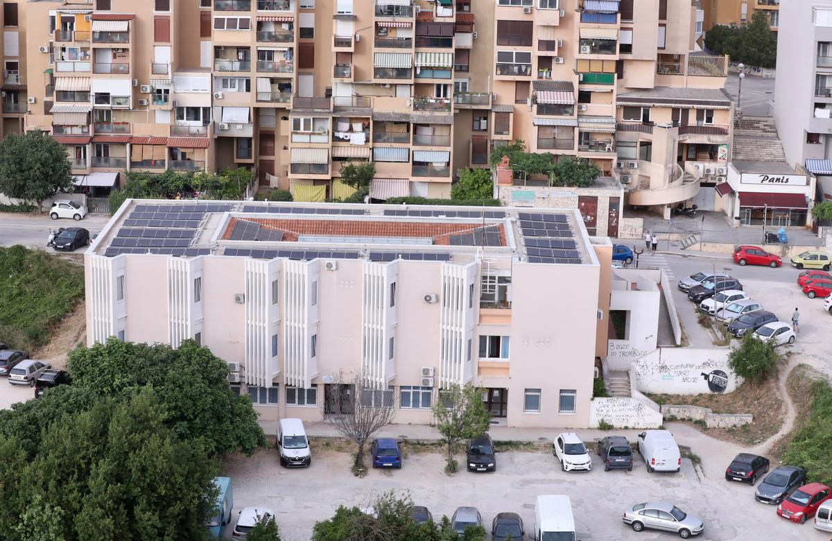 NA DOMU ZDRAVLJA Mertojak instalirana je fotonaponska elektrana, a uskoro će biti i na zgradi Splitsko-dalmatinske županije