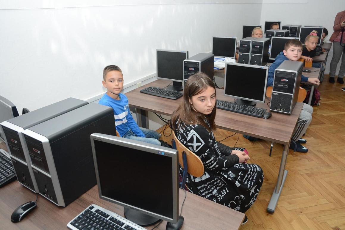 Tablete je dobilo 217 učenika, stižu i laptopi za nastavnike