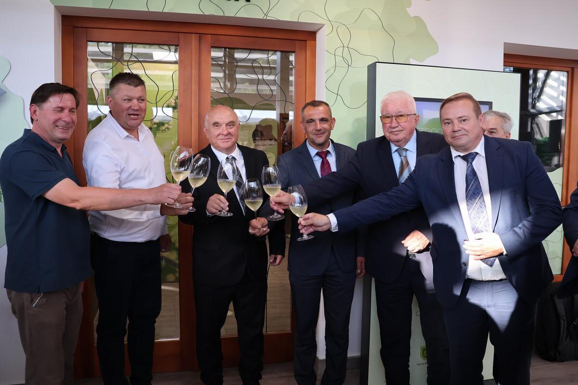 Otvoren Svjetski centar pušipela koji govori o vinima i ljudima
