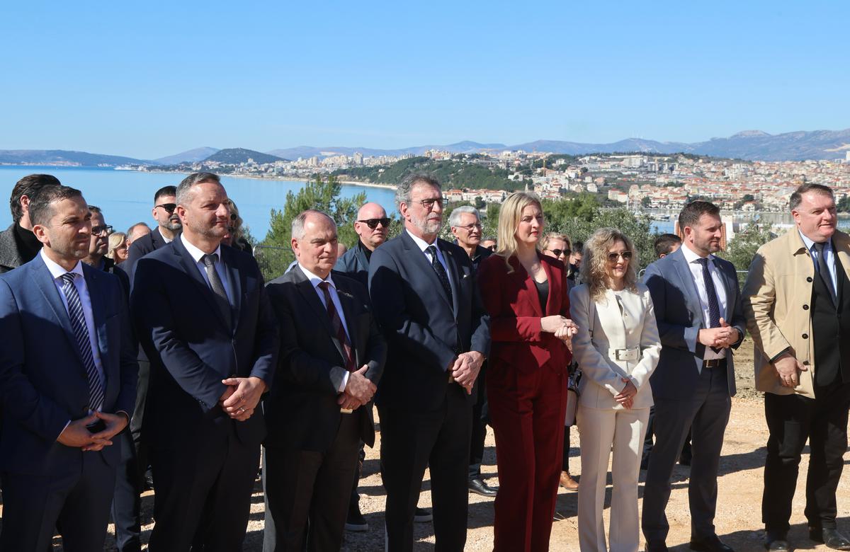 Objekt u Podstrani korak je bliže ostvarenju cilja da sva djeca imaju jednake uvjete školovanja, istaknuli su župan Blaženko Boban i ministar Radovan Fuchs