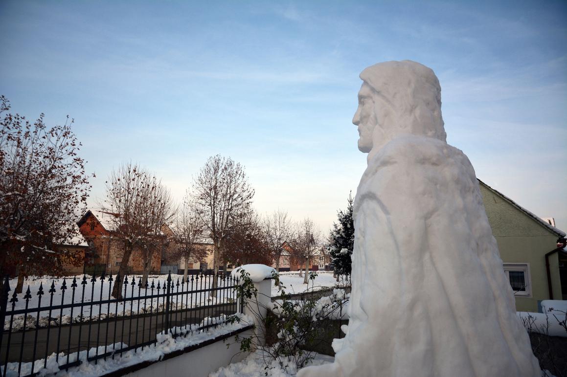 U dvorištu župne crkve osvanuo snježni Isus visok čak 3.5 metra