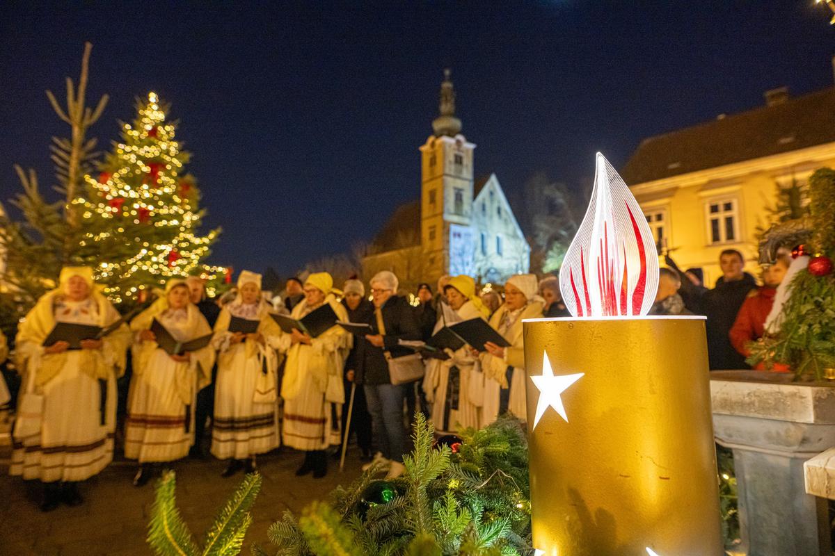 OGRANAK MATICE HRVATSKE SAMOBOR glavni je organizator javnih paljenja svijeća na vijencu oko zdenca