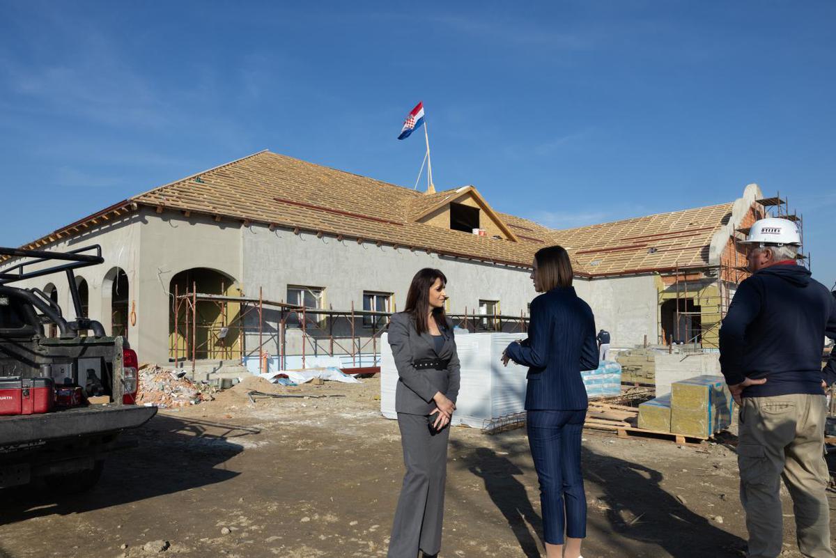 VIŠE OD 70 GODINA Ernestinovo njeguje tradiciju kiparske naivne umjetnosti i u kiparstvu je ono što su Hlebine za naivnu umjetnost u slikarstvu, istaknula je županica Nataša Tramišak uručujući ugovor načelnici Općine Ernestinovo Marijani Junušić