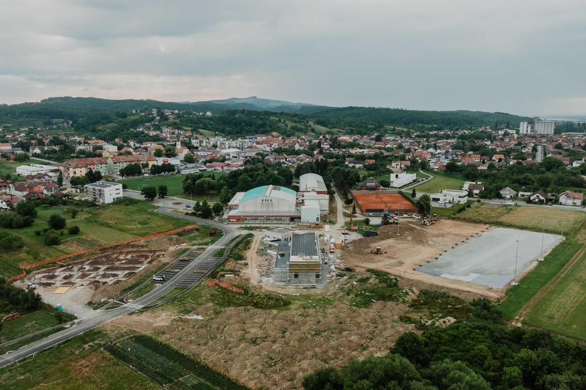 CENTAR će sadržavati prostore za potrebe Pučkog otvorenog učilišta i Katoličke osnovne škole. Moderni dizajn uključuje galerijski prostor, spremišta te zelenu površinu za izvannastavne aktivnosti