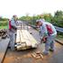 Započeli radovi na sanaciji dasaka na drvenom mostu iznad Korane