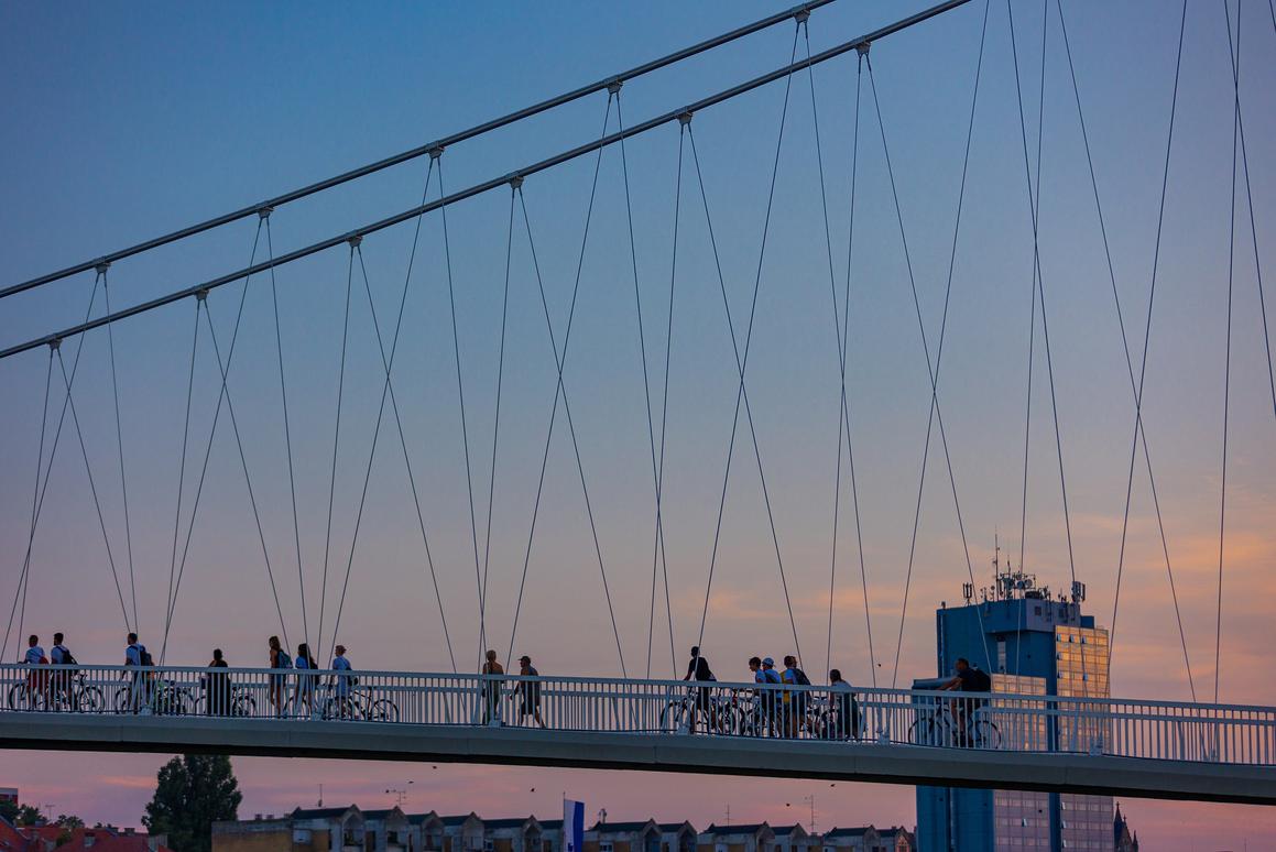 Pušten u promet obnovljeni  pješački most, simbol Osijeka