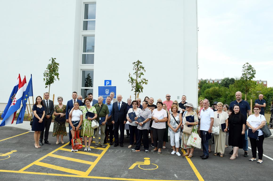 Useljene 10. i 11. zgrada – Siščanima uručeni ključevi novih 38 stanova