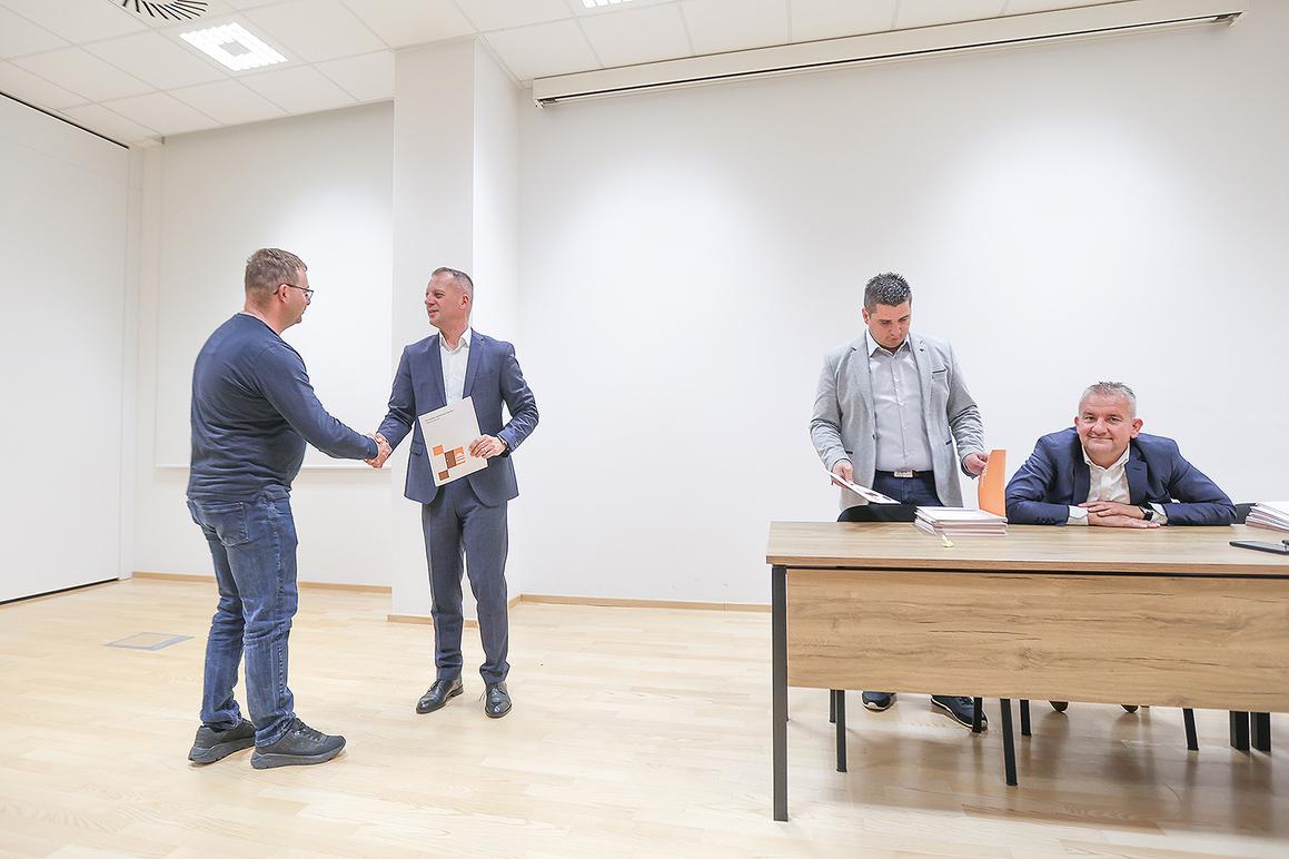 Poljoprivrednicima i pčelarima rekordnih 276.892 eura potpore