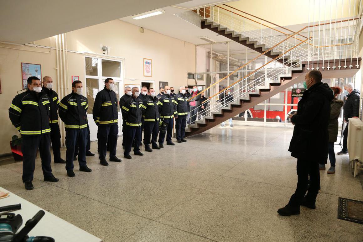 Župan posjetio JVP grada Osijeka, poklonio im bušilicu