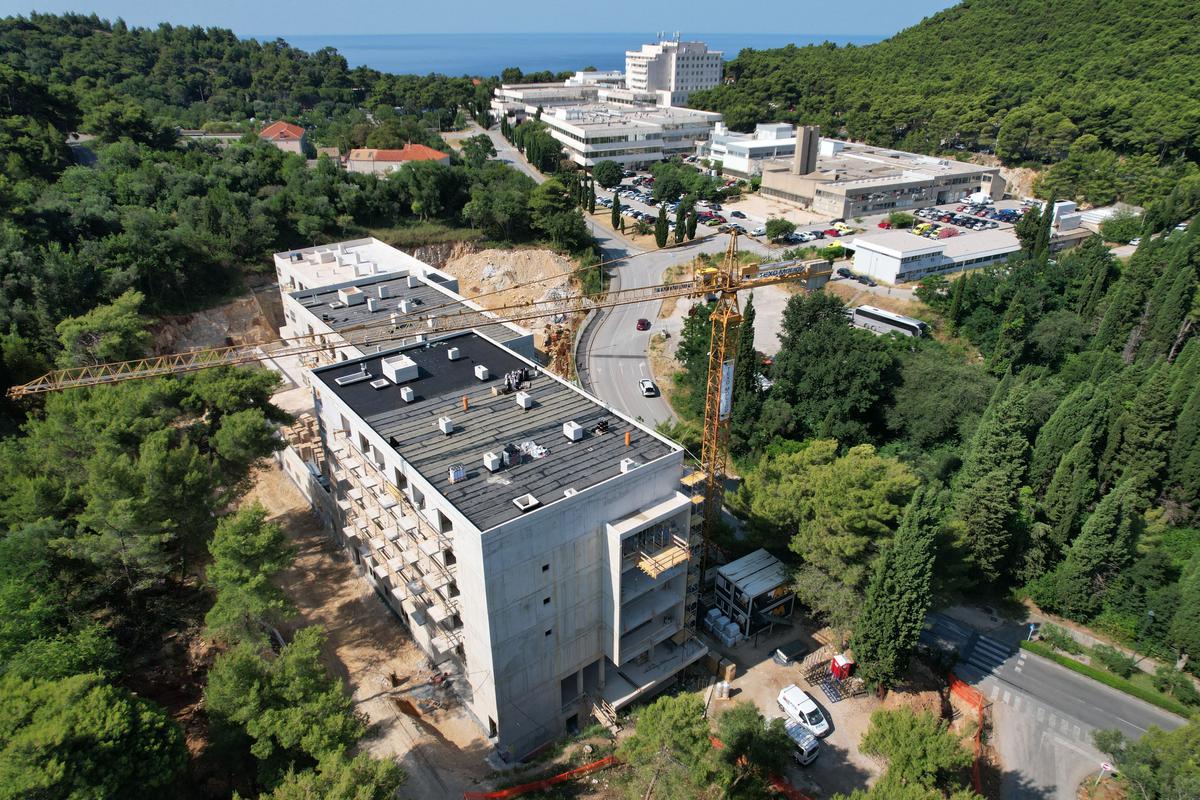 storyeditor/2025-07-11/4096-2731-max__1_.jpg Završena je kompletna armiranobetonska konstrukcija na sve tri dilatacije te je ugrađen dio vanjskih aluminijskih okvira