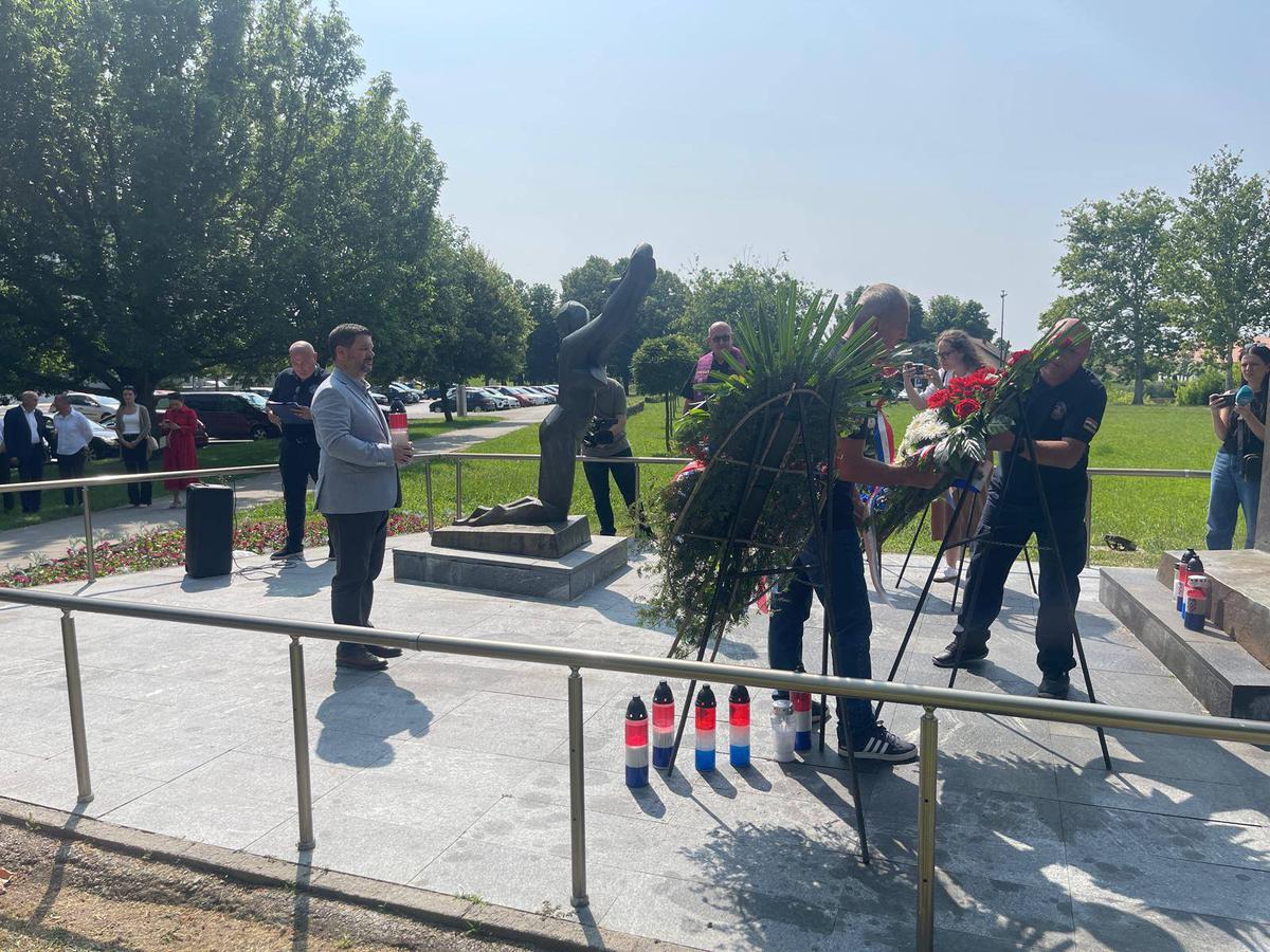 storyeditor/2025-06-13/obljetnica_Kobre_2.jpg SJEĆAJUĆI SE pripadnika Kobri koji su dali svoj život, suborci i brojna izaslanstva odali su im počast i iskazali zahvalnost za sve ono što su učinili za slobodnu Hrvatsku
