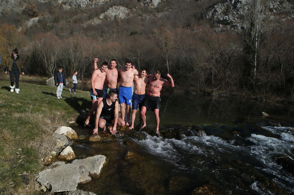 Kupali se u 3,5 stupnja hladnoj Cetini da srce zaboli raseljene Trnbušane
