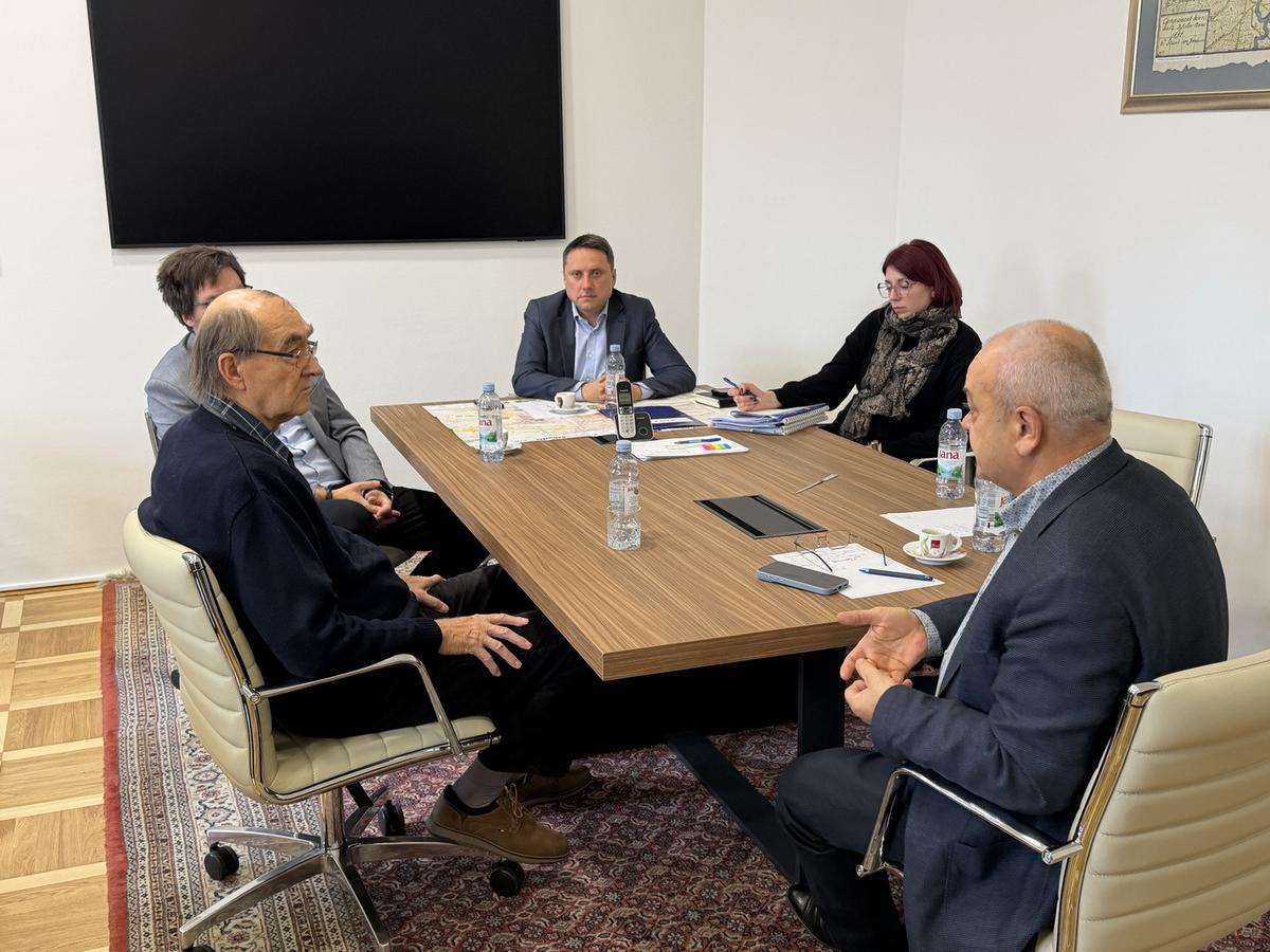 Uz gradonačelnika Mirka Dusparu, pročelnika Damira Klaića i savjetnicu Irenu Matković, sastanku su prisustvovali predstavnik udruge Eko-Integral Peter Tot-Đerđ te direktor tvrtke Amego Goran Gašparac