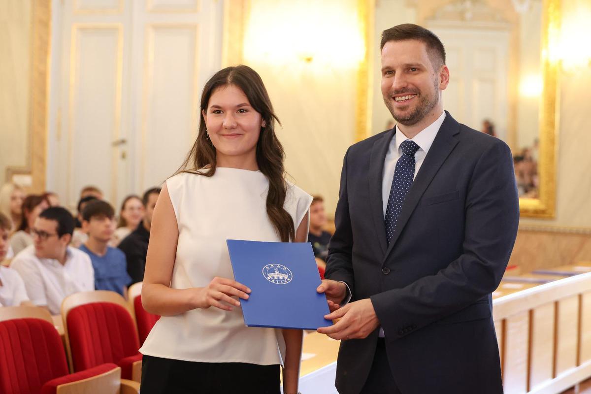 storyeditor/2025-07-06/Nagrade_1.jpeg Prema Radićevim riječima, vrijednosnice u iznosu od 1400 eura omogućuju maturantima besplatno polaganje vozačkog ispita u nekoj od osječkih auto škola, i to po vlastitom izboru