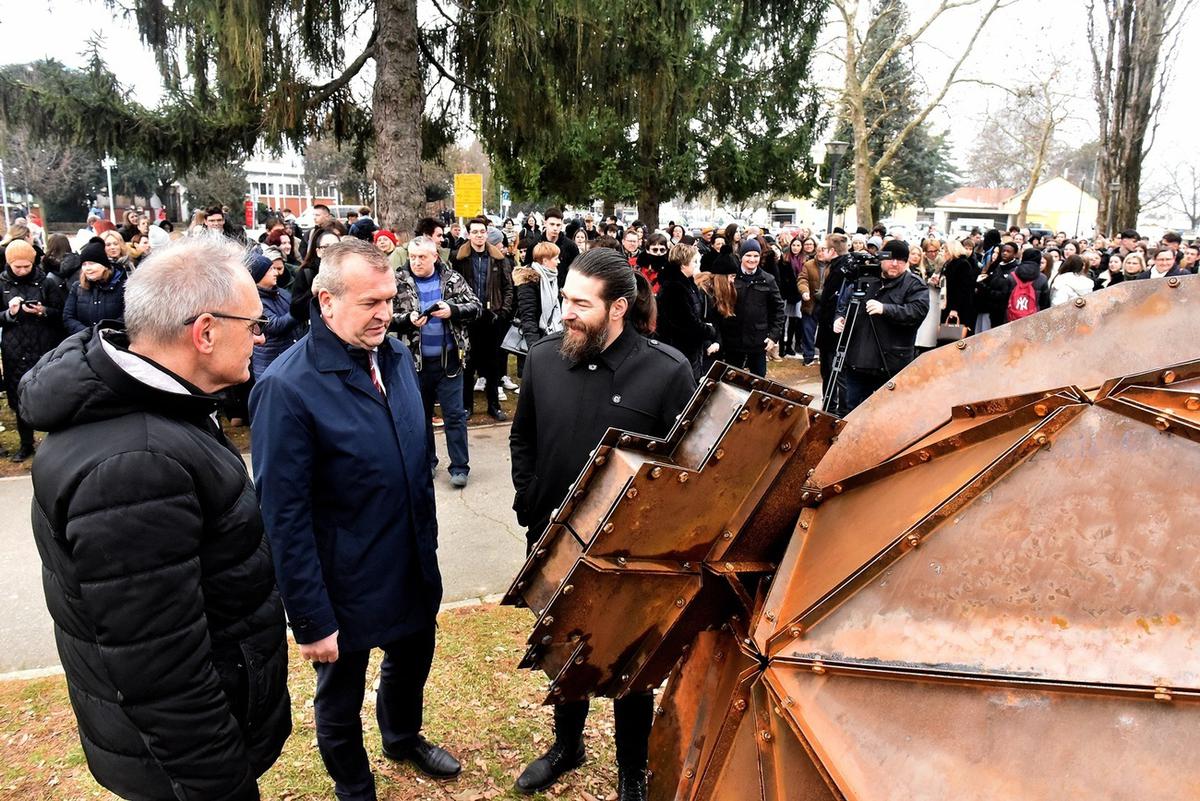 POVIJEST HRVATA Hrvatski Sabor proglasio je 2025. kao godinu obilježavanja 1100. obljetnice Hrvatskoga Kraljevstva. Druga gimnazija Varaždin prva je u Hrvatskoj koja je krenula u obilježavanje ovog važnog događaja za hrvatski narod