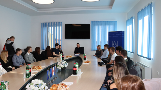 U Gradskoj vijećnici Grada Našica održana je svečana primopredaja ugovora o stipendiranju za 35 studenata