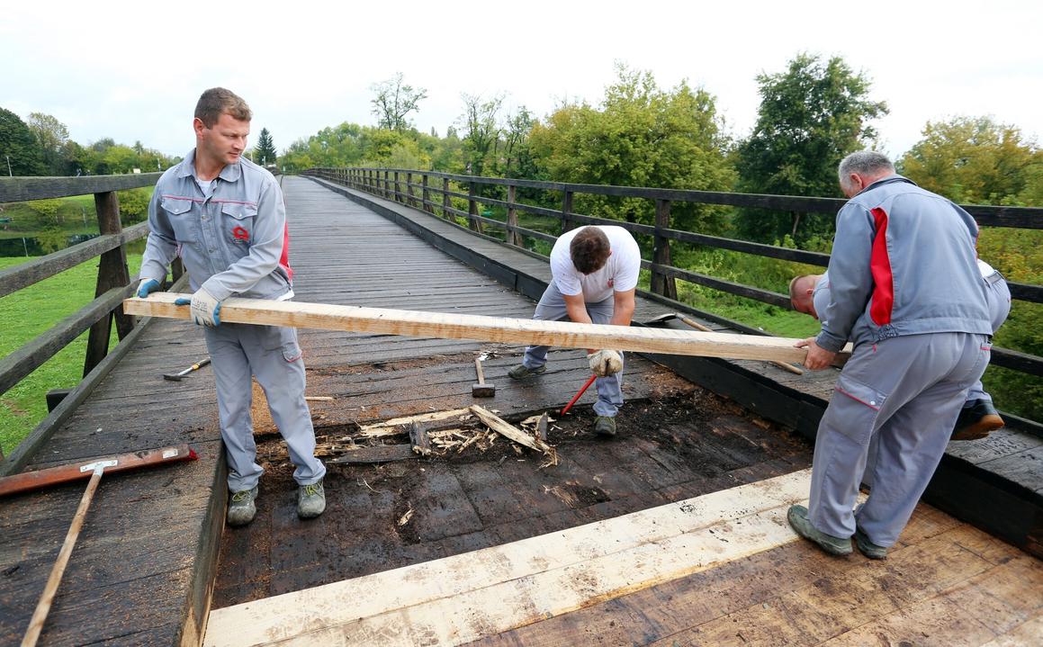 Započeli radovi na sanaciji dasaka na drvenom mostu iznad Korane