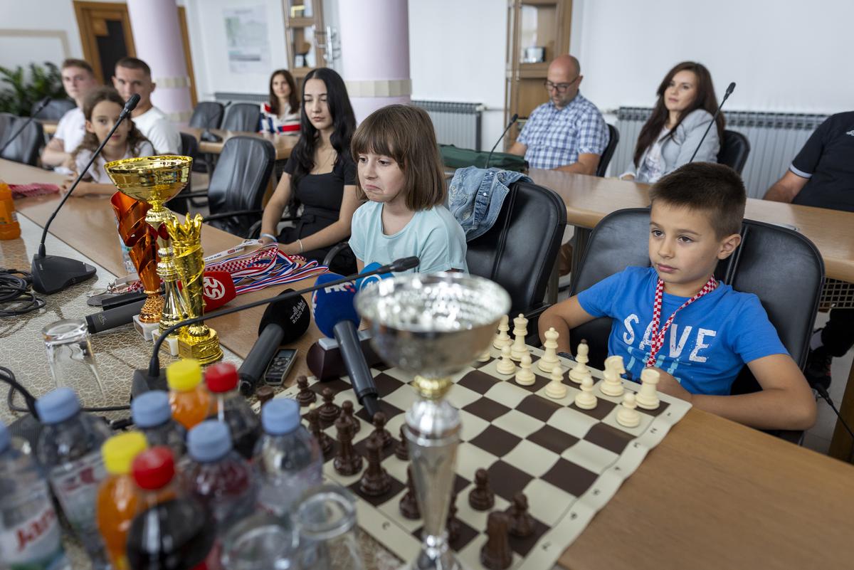 ŽUPAN je čestitao učenicima i sportašima istaknuvši da je iznimno ponosan na njihove velike rezultate. Upoznao se i s njihovim radom, načinima i uvjetima treniranja i učenja te planovima