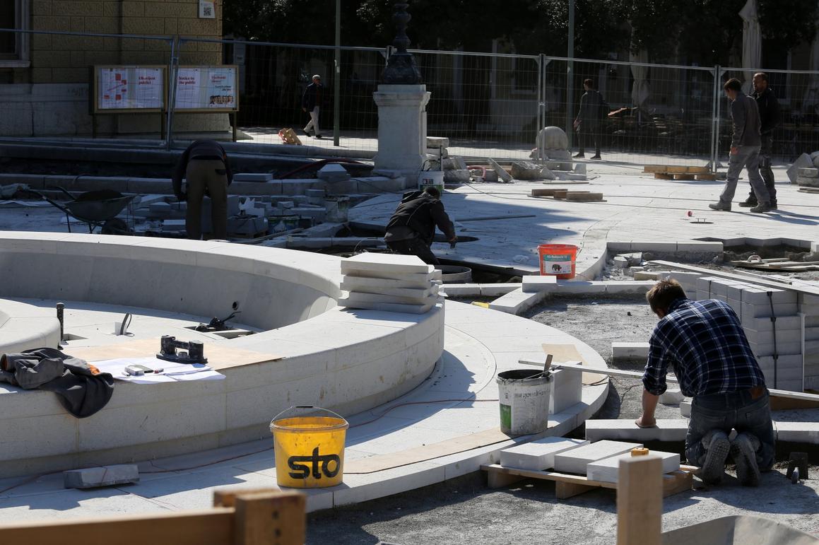 U tijeku su radovi na uređenju prostora oko fontane rada kipara Dušana Džamonje